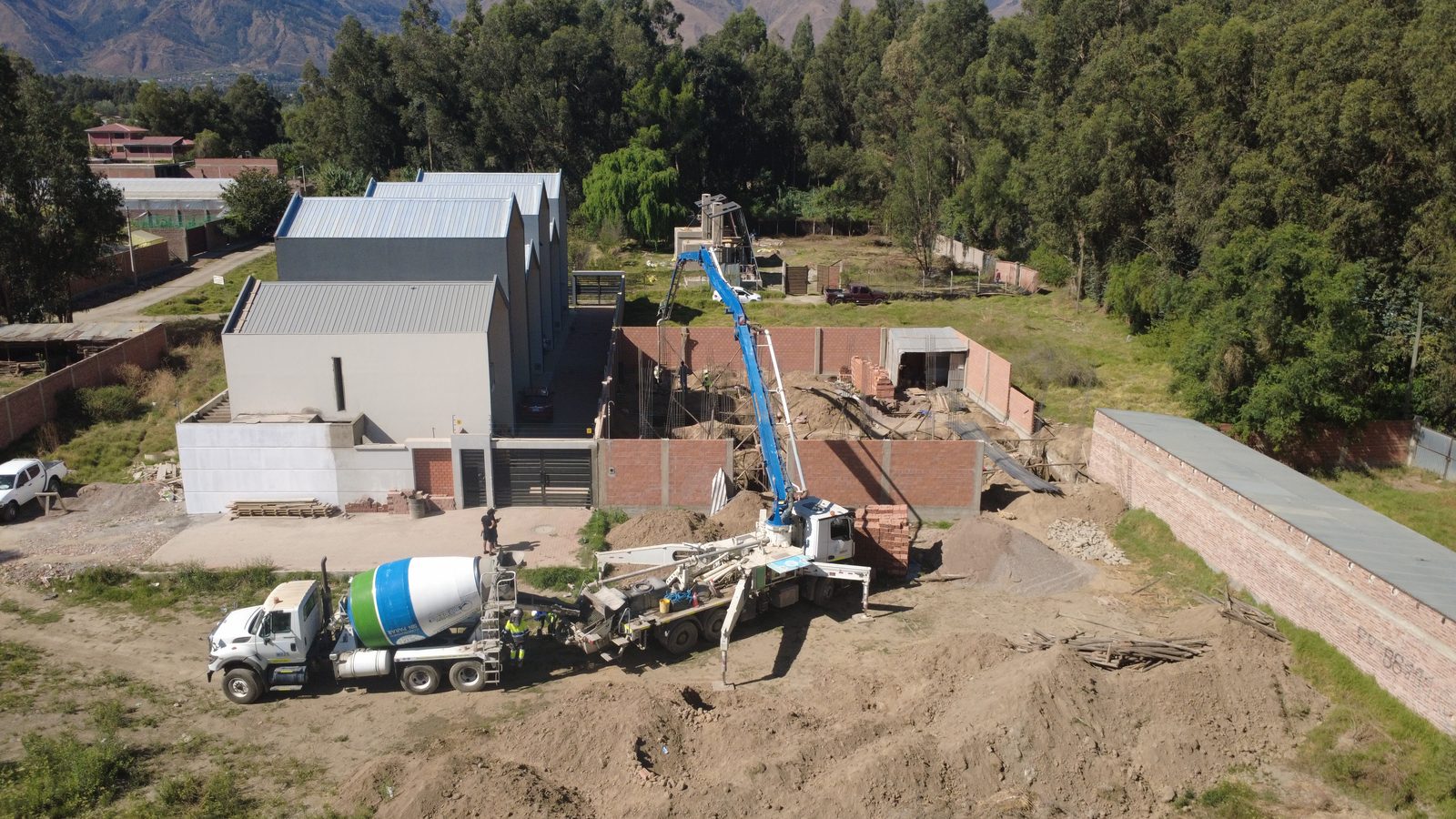 Mixer y bomba de hormigón durante el vaciado